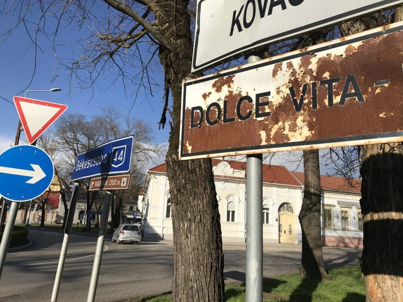 A dolce vita tábla alkalmas az ironikus, esztétikai újraszervezésre / fotó: kecsup.hu