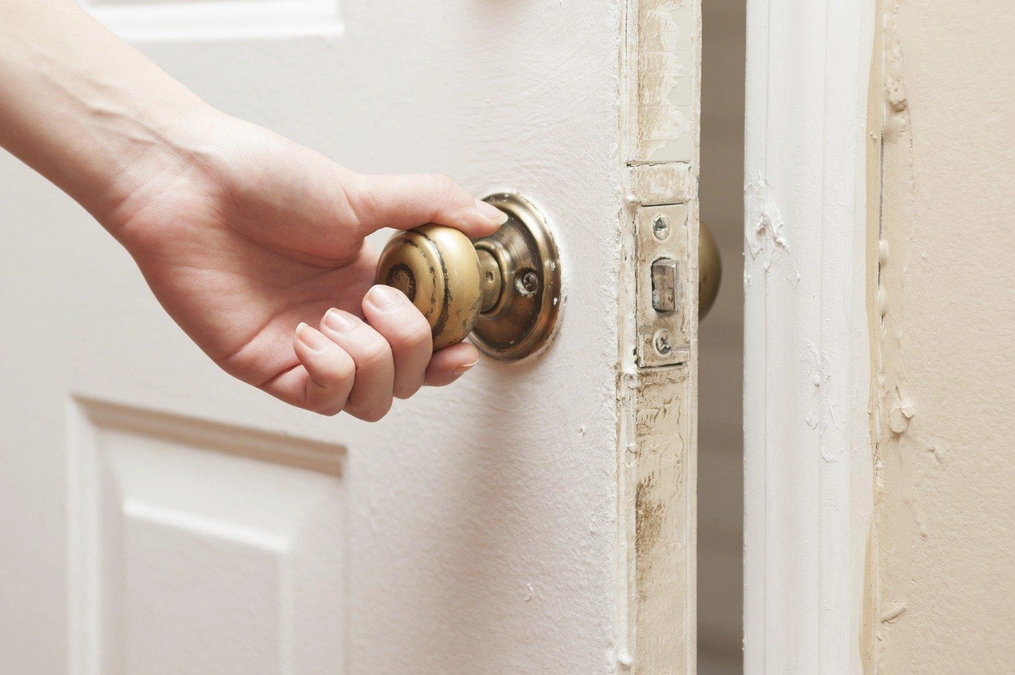 iStock_000043826172_Medium_Close_the-Door.jpg