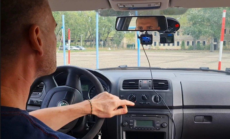 A csudába, kell még egy ipszilon!