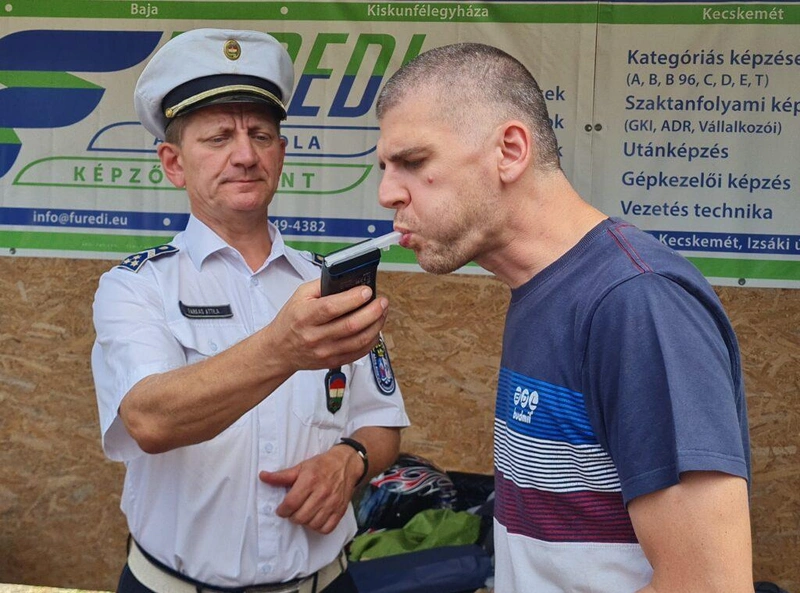 A tesztalanyok minden pálinka után szondát fújtak