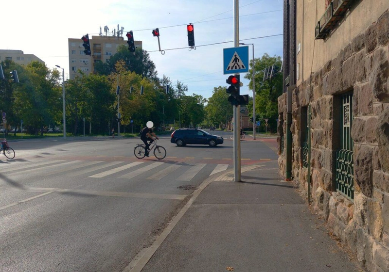 Keskeny lett a a gyalogos- és kerékpárút a Katona mellett