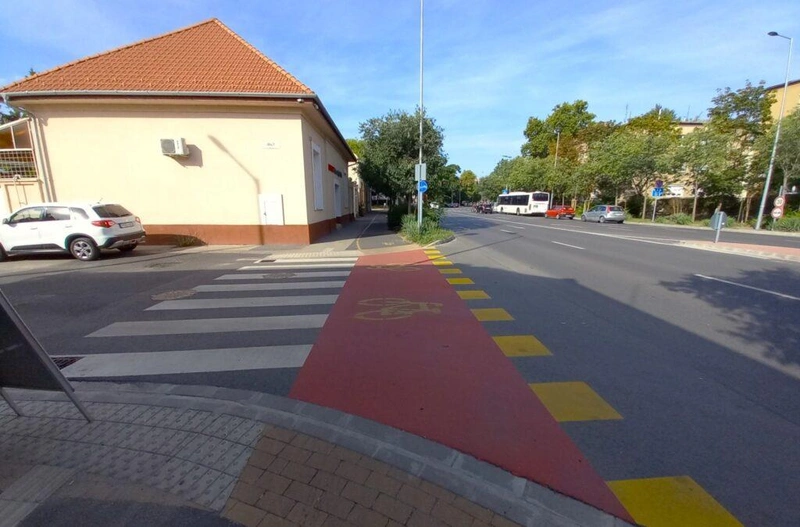 A jövő kérdése, a becsatlakozó utcáknál lesznek-e kiemelt kerékpáros átvezetések / Fotó: Hraskó István