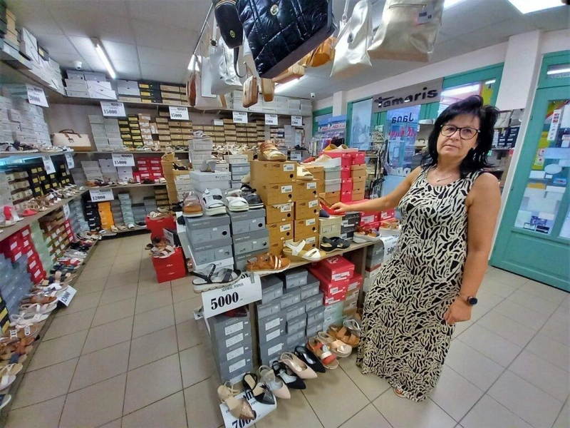 Sántáné Marton Erika, a Szivárvány Cipőbolt tulajdonosa / Fotó: Hraskó István