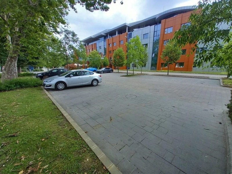 A Sheraton hotel parkolója is szinte üres