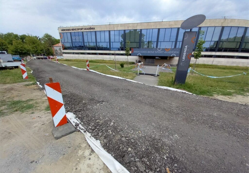 A kosárakadémia előtti ideiglenes, egyirányú átkötőút / Fotó: Hraskó István