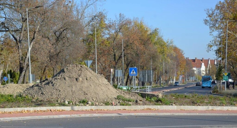 Az egyetemnél lévő körforgalom, ide jön majd a hatszöges térváz / Fotó: Hraskó István