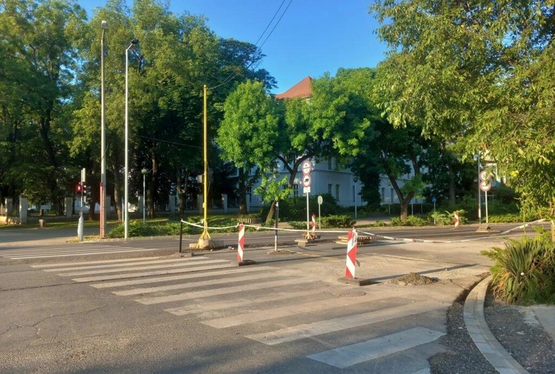 Csak a vasúti átjáró felé lehet kanyarodni az Ipoly utcából és a Botond utcából is / Fotó: Hraskó István