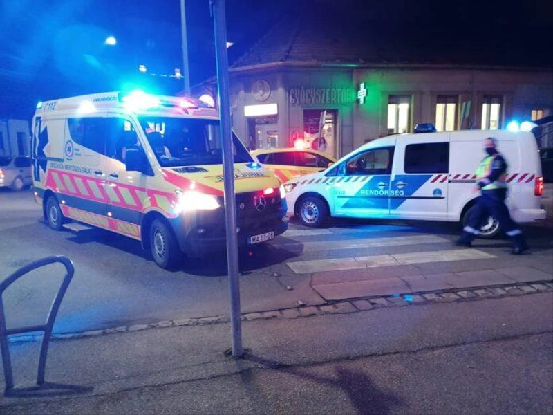 Mentők és a rendőrség a baleset helyszínén Kecskeméten, a Jókai utcában 2020. december 18-án (Fotó: Facebook / Sebességmérés/Útinform Kecskemét)
