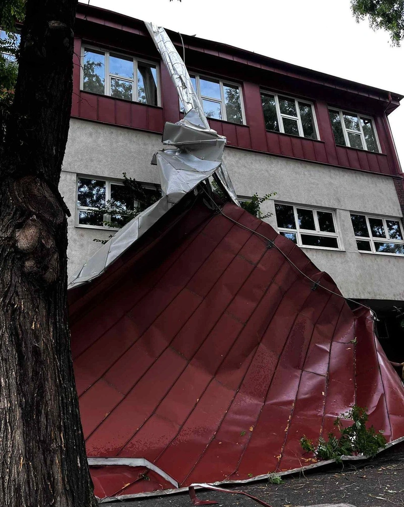 A kecskeméti Kada Elek Technikum tetőszerkezetét a járdára hajította a szél. Forrás: Olvasói fotó
