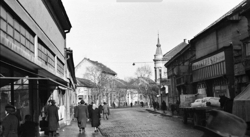 A Nagykőrösi utca üzletsora, Bálint Béla felvétele, 1958. Az utca ekkor még őrizte 19. századi jellegét, az itt látható belső szakasz a 20. század végén gyökeres átalakuláson ment keresztül a Centrum Áruház felépültével. KKJM Fotótár 3149.