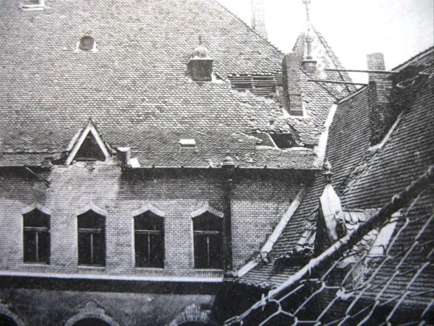 kecskemet_varoshaza_udvara__a_foldrenges_utan_1911ben_1157903_4426.jpg