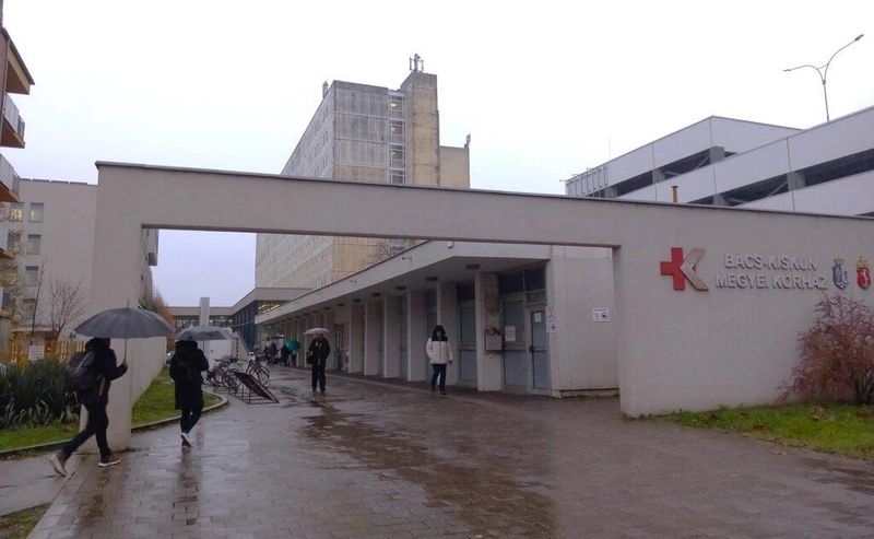 A kecskeméti kórház főbejárata / Fotó: Hraskó István