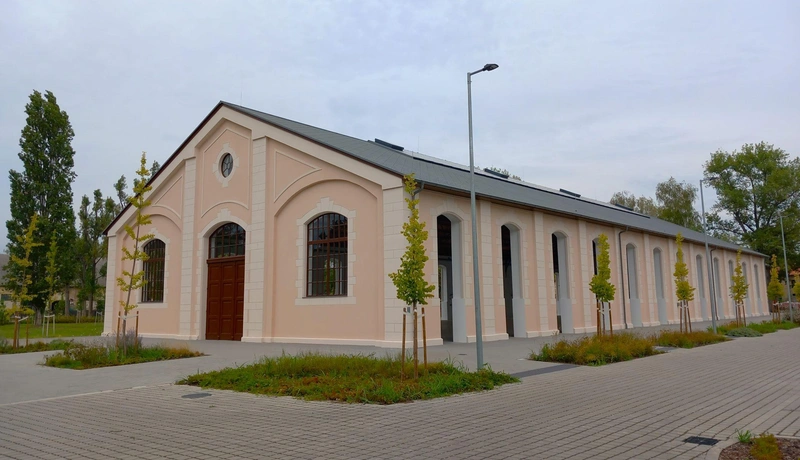 A volt Rudolf-laktanya egykori kislovardája, amelyet felújítva közösségi központként adtak át, KENTER néven. A projekt 80 százalékban az Európai Unió támogatásával valósult meg / fotó: Hraskó István