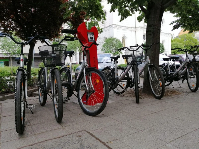 A kecskeméti Tourinform Iroda előtti új bringás szervizpont / Fotó: kecsup.hu