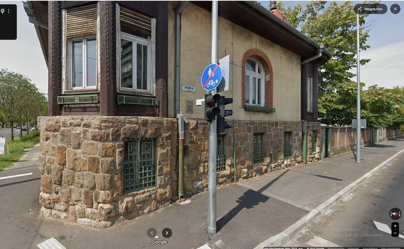„Elmért” kereszteződés – Megálljt parancsoló oszlopok, és tábla szerint is véget érő gyalog- és kerékpárút / Fotó: Google Maps Streetview