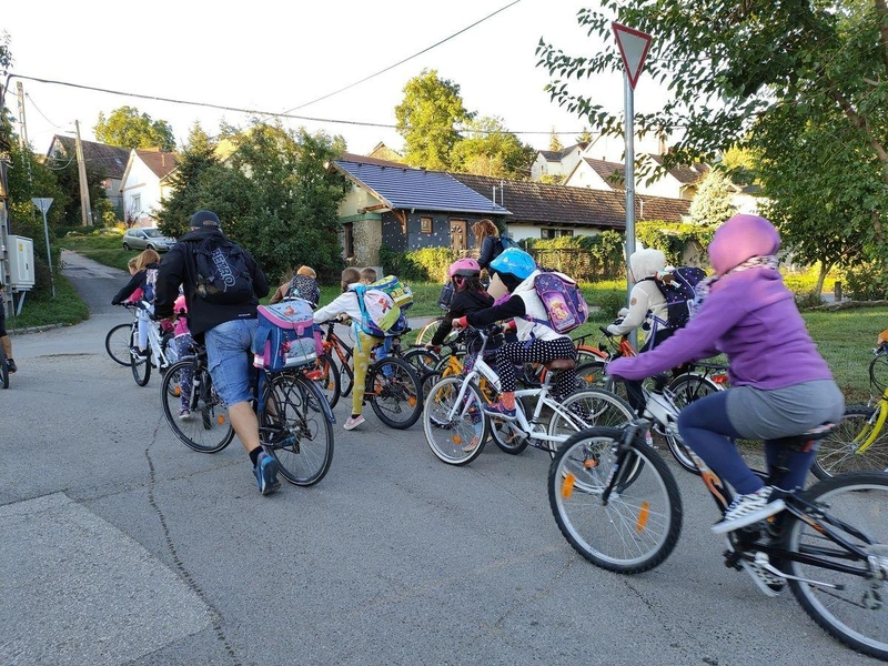 Legfontosabb cél, hogy a gyerekeink biztonságosan jussanak el két keréken az iskolába / Fotó: bringazzamunkaba.hu (Verőce)