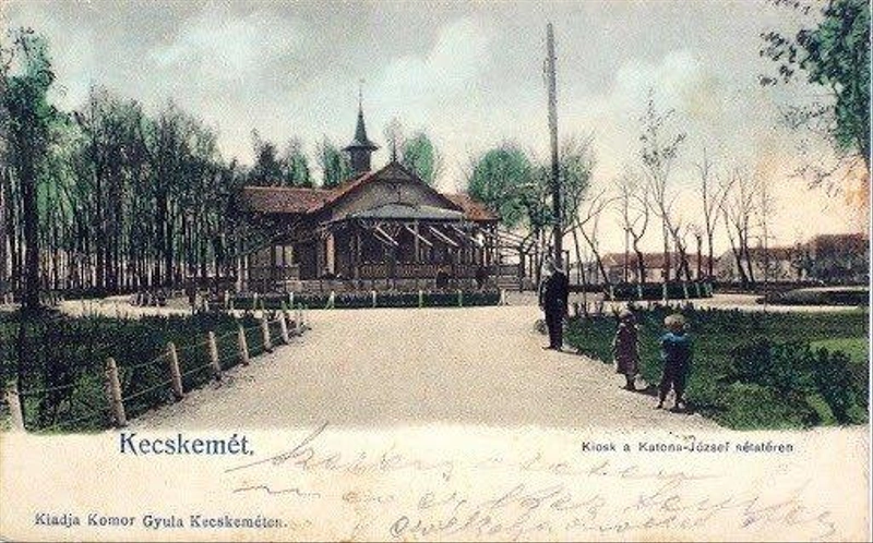 A zöldre mázolt, lombfűrészes díszítésű deszkaoromzatú teraszán volt hogy hat órán át szólt a tangóharmonika