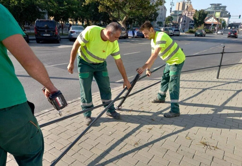 Korlát-újraszerelés, ki tudja, hányadik alkalommal / Fotó: Városüzemeltetési Nonprofit Kft.
