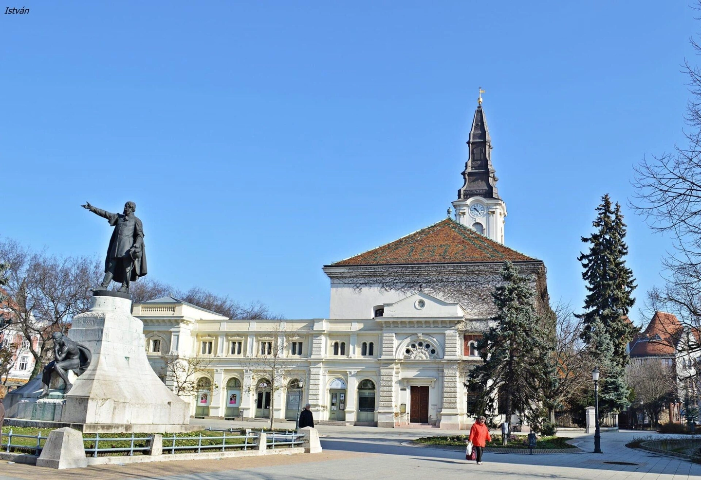 Kossuth-szobor-hatterben-a-Kecskemeti-Mediacentrum-altal-hasznalt-epulettel-1920x1316.jpg