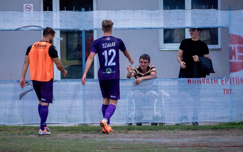 Pacsi Szalai Gáborral még egy nyári meccsen a KTE-FTC meccs után / Fotó: Hraskó István