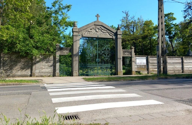 A baleset helyszíne – reggelente nagy itt a forgalom, sok gyermek kel át az úton a Béke Általános Iskola irányába / fotó: Hraskó István, KecsUP Hírek
