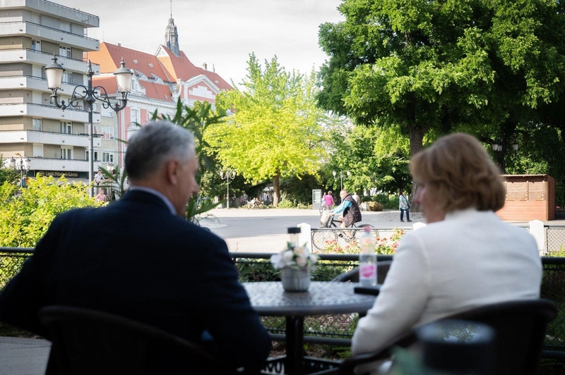 Lázár János és Szemereyné Pataki Klaudia a Lechner Kávéház teraszán 2024. május 13-án / Fotó: Lázár János Facebook politikus oldala