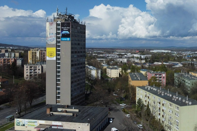 Égig érő húszemeletes Miskolcon, az ország egyik legelső toronyháza. Ma már üresen várja új tulajdonosát, akinek nem csak a vételárat kell előteremtenie, hanem szavatolnia kell azt is, hogy felújítja az épületet / Fotó: Borsod24