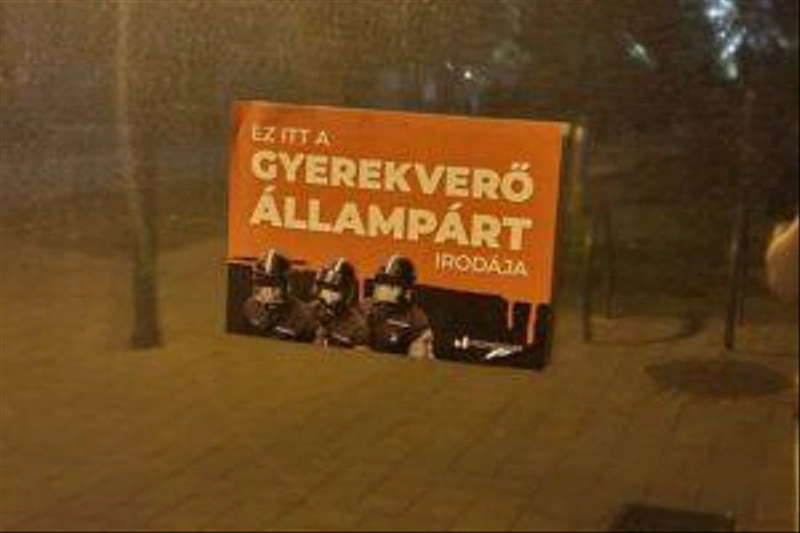Reggelre el is tüntették a matricát. Úgy tűnik, fáj az igazság – Fotó: Miskolczi László/Facebook