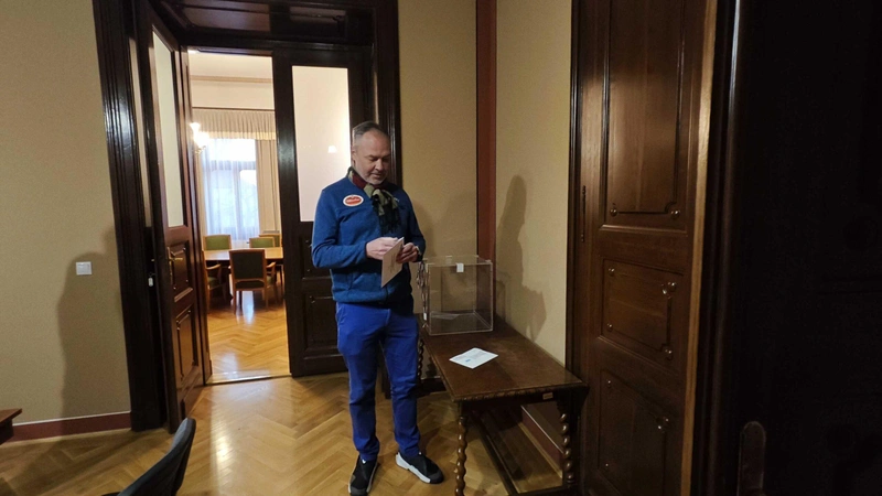 Ausztriában élő kecskeméti levélszavazó a Városházán – 2026. április 12. / Fotó: Alter Róbert / KecsUP Hírek