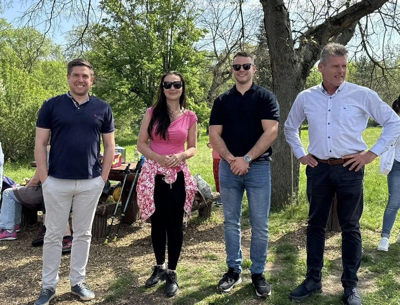 Nemcsik Mátyás, Laczkó-Zsámboki Angéla, Gál Zsombor és Jánosi Istán önkormányzati képviselők a Kecskeméti Arborétum ban 2025. április 24-én / Fotó: Gál Zsombor politikus Facebook oldala