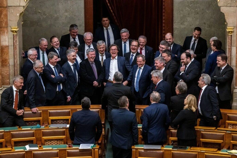 Mónus Márton (szabadfoglalkozású): A legviccesebb fickó a házban. Hír-, eseményfotó, 2. helyezett. Orbán Viktor, Magyarország miniszterelnöke viccet mesél a parlamenti frakciójának. A politikusok versengtek egymással, hogy ki nevet hangosabban és látványosabban. Amint azonban Orbán elfordult, a mosolyok azonnal eltűntek az arcukról.