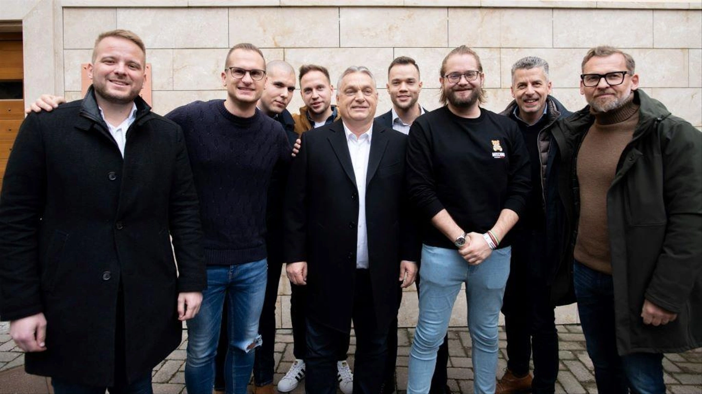 orban-es-a-megafon.jpg