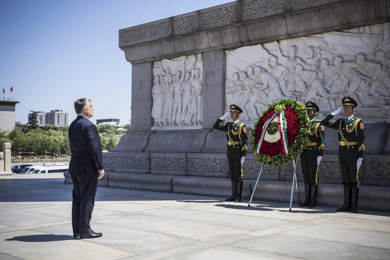 A bátor, antikommunista harcos Orbán a pekingi Tienanmen téren a kommunisták hősi emlékművét koszorúzza. / Kép: MTI