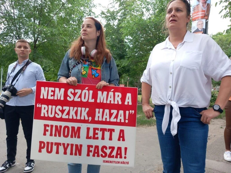 Karikó Ágnes (balra), a Magyar Kétfarkú Kutya Párt képviselőjelöltje
