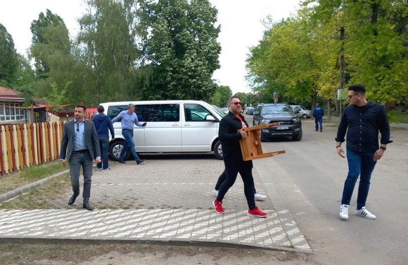 Hozzák a széket