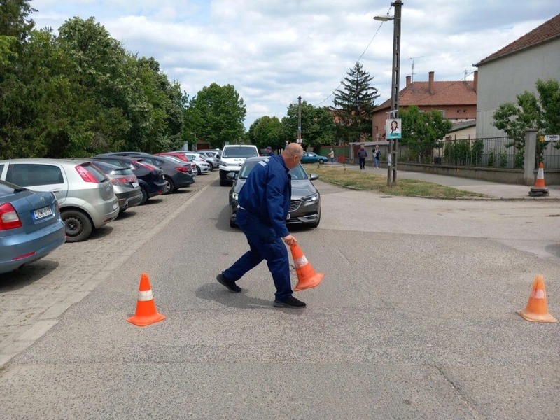 A Városrendészet munkatársainak kellett biztosítania a köz lezárását, miközben a szülők jöttek gyermekükért a Mátyás iskolába