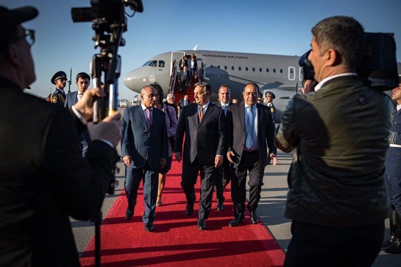 Orbán Viktor Azerbajdzsánban 2019.10.15-én, háttérben a 604-es honvédségi Airbus (fotó: Orbán Viktor / Facebook)