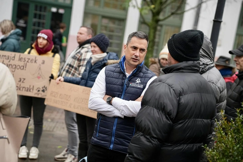 Ovádi Péter is jelen volt Rozi kutya megkínzójának másodfokú tárgyalásán, valamint a bíróság elé szervezett békés demonstráción / Forrás: Ovádi Péter Facebook-oldala