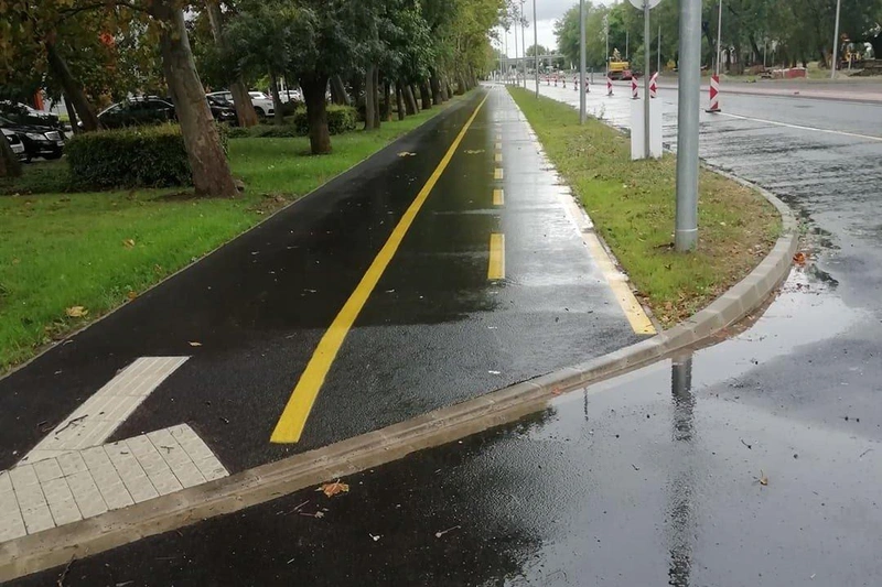 Az előírások lehetőség szerint „0” szintű átvezetéseket szorgalmaznak. Különösen a Sheraton hotel előtti kialakítás balesetveszélyes / Fotó: Kecskeméti kerékpárosok Facebook oldala