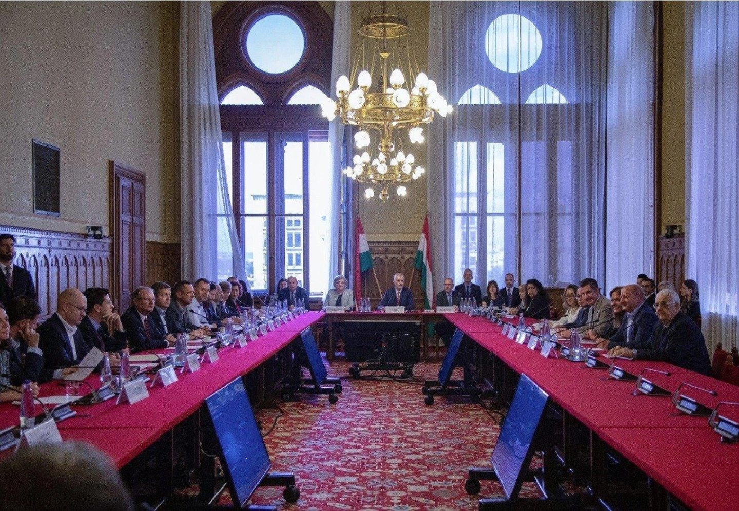 parlament.jpg
