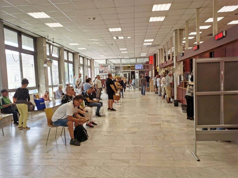 Várakozás a kecskeméti nagypostán / Olvasói fotó