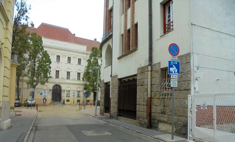 Az egyik K+R parkoló az iskola Búzás Mihály utca Kálvin tér felőli oldalán található/ Fotó: Kecskeméti Városrendészet