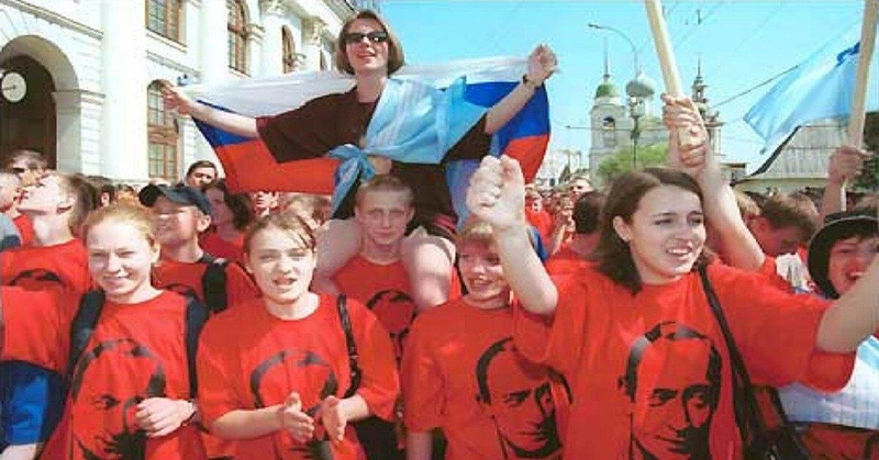 Putyin egy éves elnökké választását ünneplő fiatalok 2001. május 7-én Moszkvában / Fotó: zen.yandex.ru