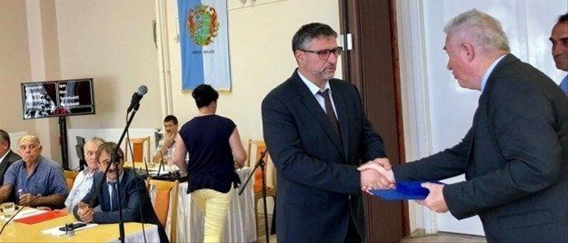 A költségvetési csalással megvádolt fideszes Simonka György kezet fog a medgyesegyházi polgármesterrel 2019-ben