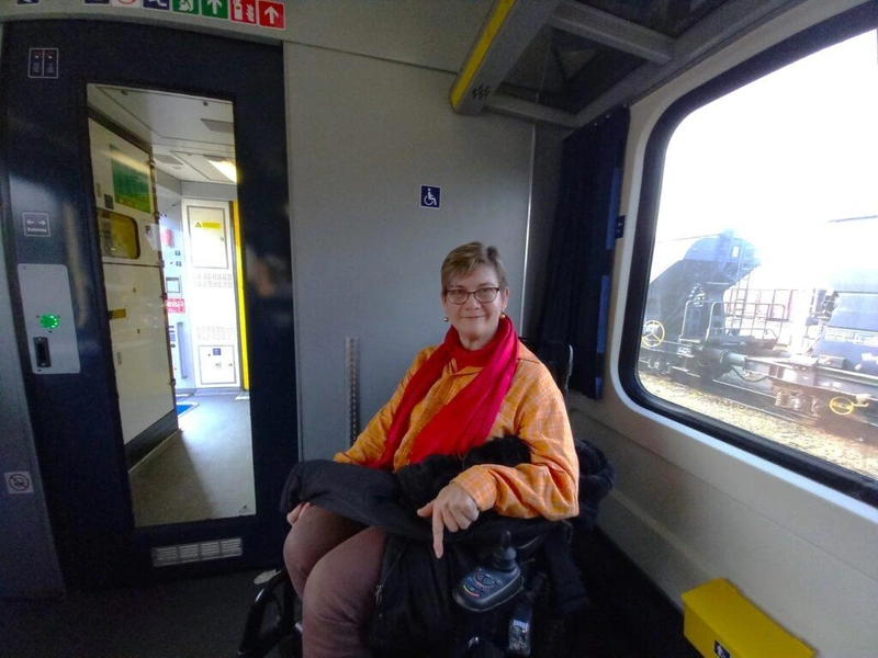 Gyöngyit a nehézségek nem riasztják vissza, amikor csak teheti, bevállalja a vonatozást / Fotó: Hraskó István, KecsUP Hírek