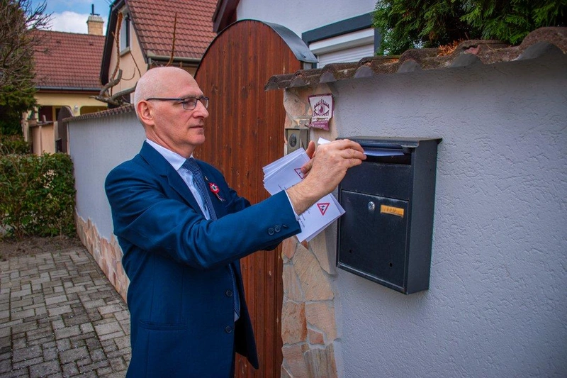 Szamler László fideszes politikus a KVÜ leveleit helyezi el a Hanusz István utca postaládáiba 2024. március 15-én / Fotó: Szamler László Facebook Politikus oldal – Szamler Photography