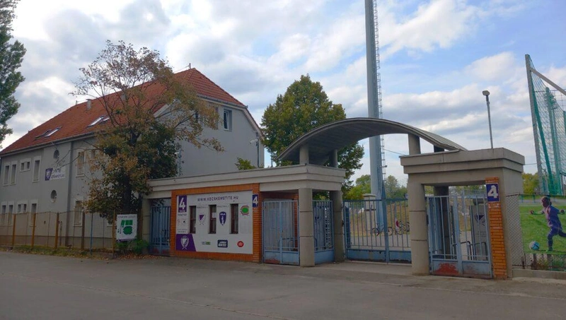 Nincsenek mozgáskorlátozottaknak kijelölt parkolók a Széktói Stadion mellett / Fotó: Hraskó István