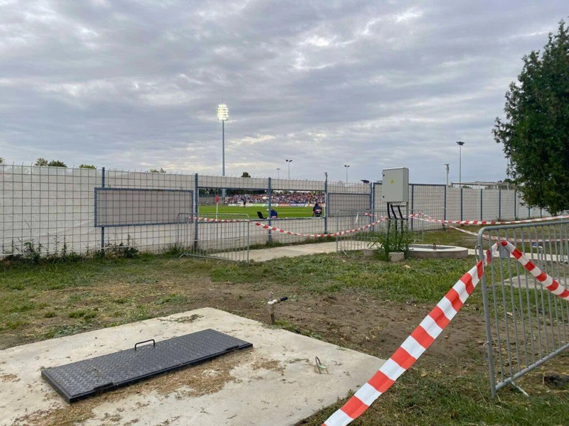 A kerekesszékeseknek kialakított zóna a Széktói Stadionban, a lelátó mellett – nem látszik jól, de járda vezet ide / olvasói fotó