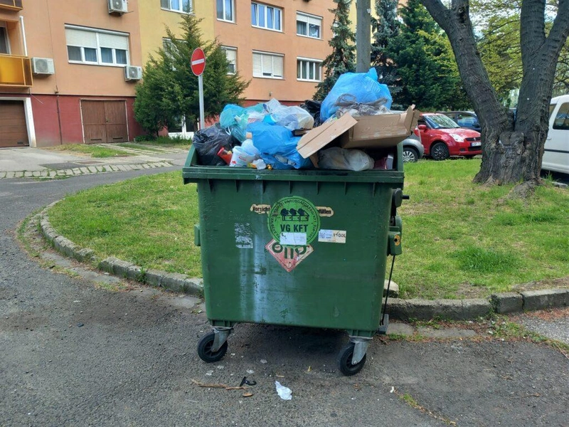 Azt remélik, ha zárható tároló lenne, kevésbé szóródna szét a környéken / Fotó: Hraskó István
