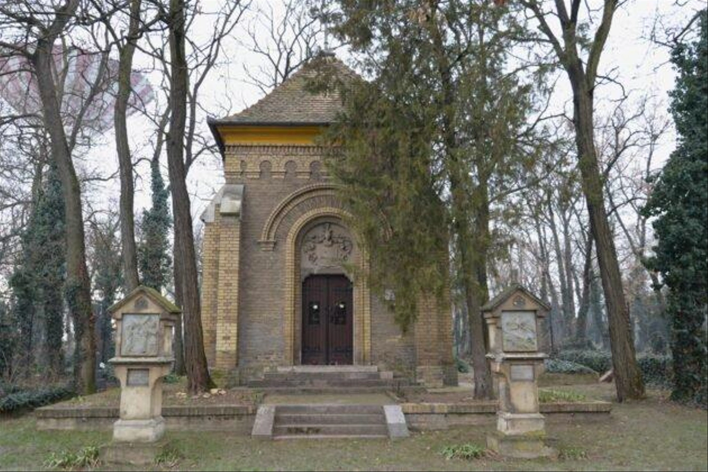 Szentharomsag-temeto-Ferenczy-kapolna-10-630x420.jpg